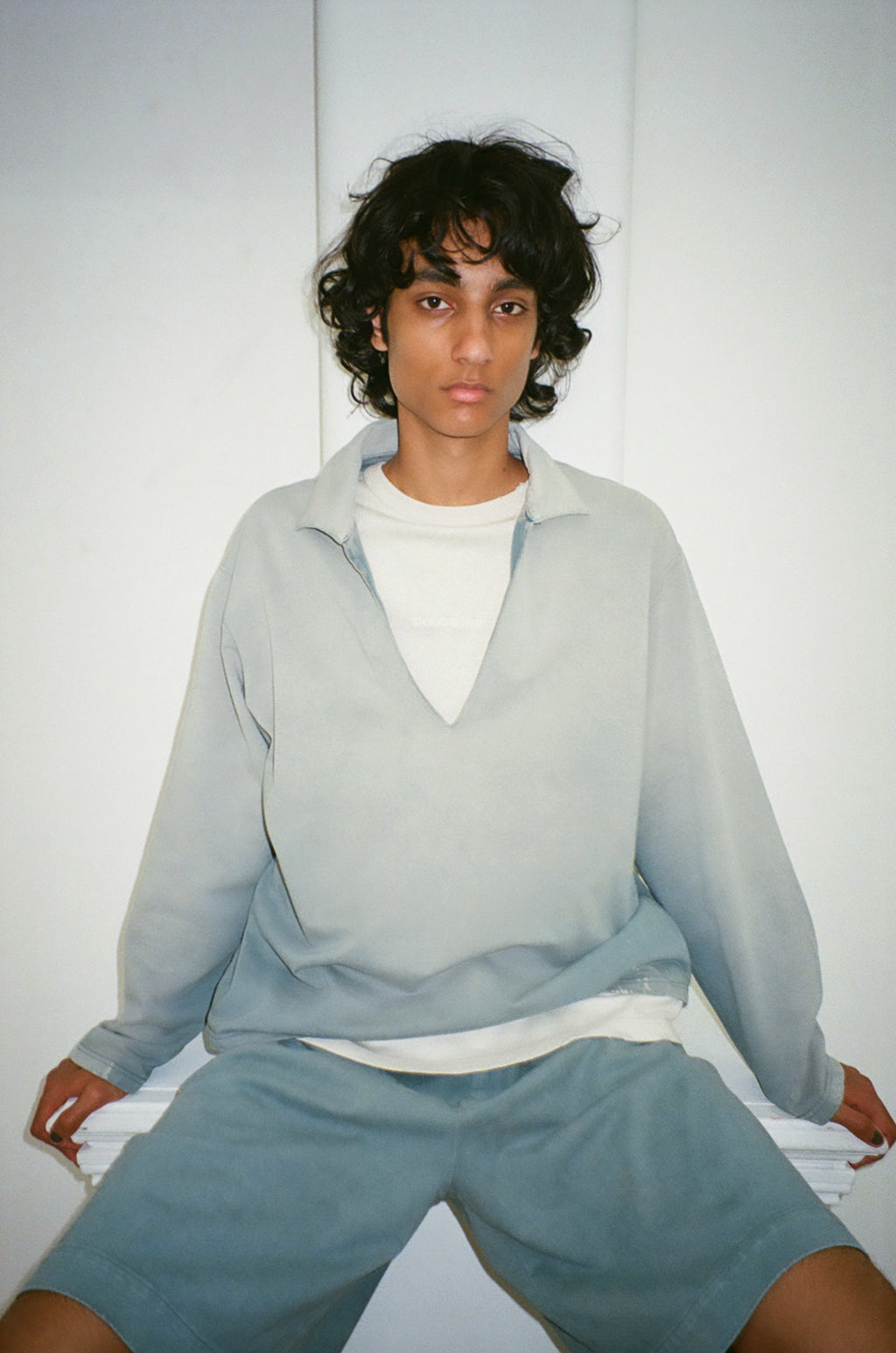 concause｜FADE SKIPPER LONG SLEEVE SWEAT SHIRTS｜BLUE｜メンズ モデル 全身 着用