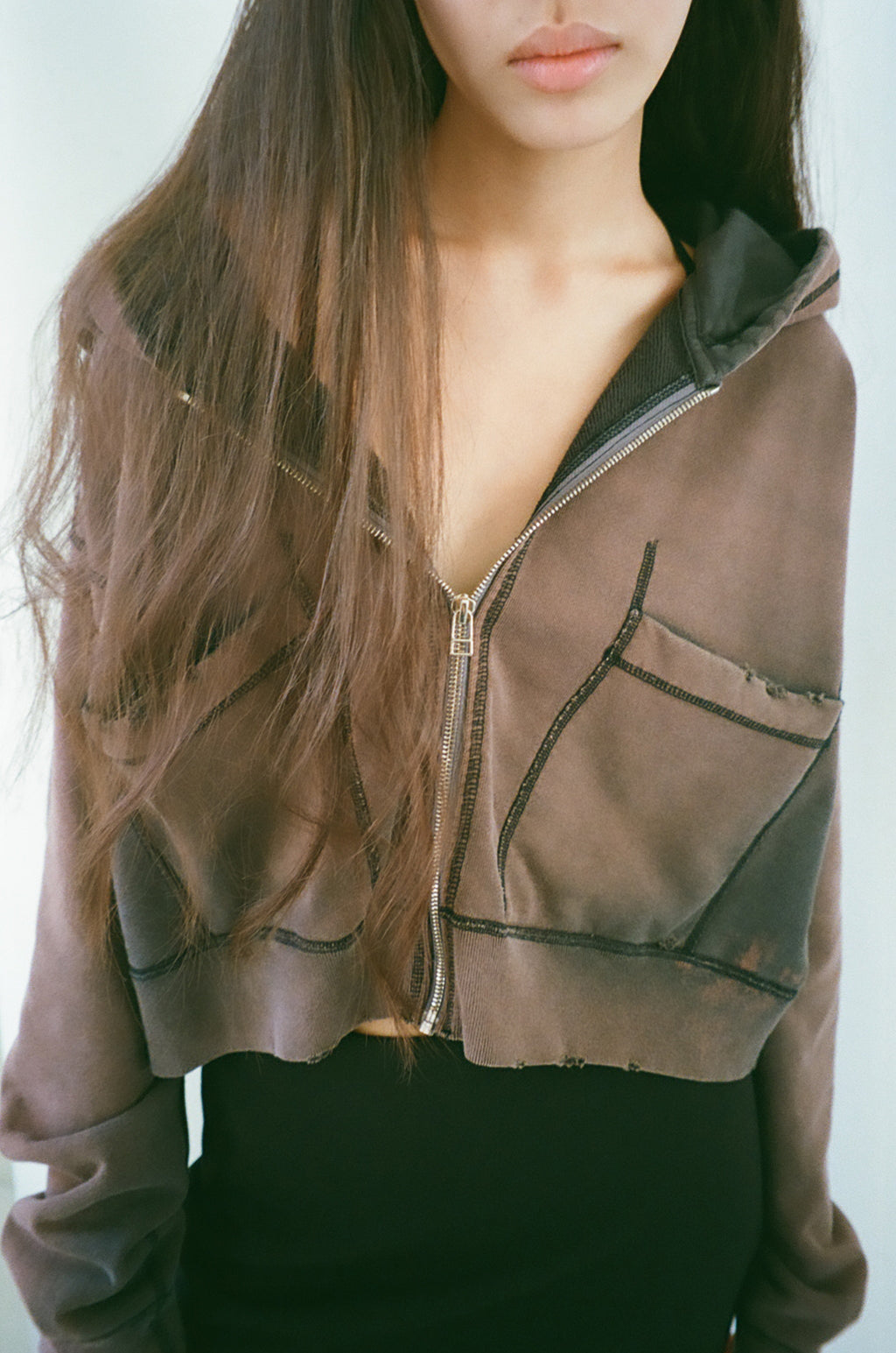 concause｜FADE FULL ZIP HOODIE｜レディース モデル 全身 着用｜ジップアップパーカー｜フェード加工