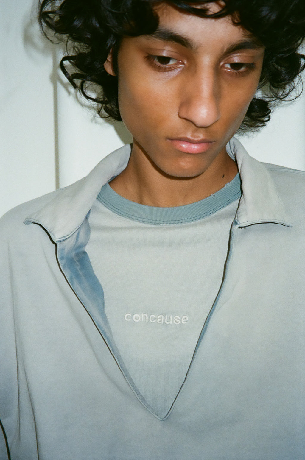 concause｜FADE SKIPPER LONG SLEEVE SWEAT SHIRTS｜BLUE｜メンズ モデル 上半身 着用