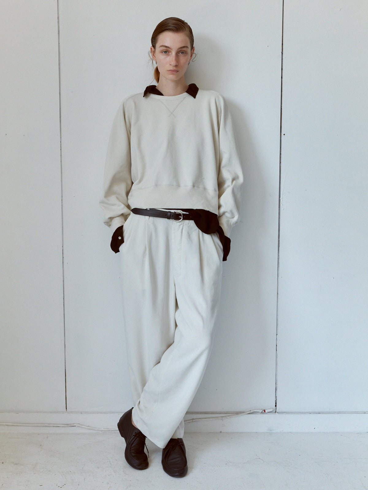 concause｜2026 S/S コレクション｜レディース モデル 全身 着用｜オフホワイト スウェット ワイドパンツ ベルト スタイリング
