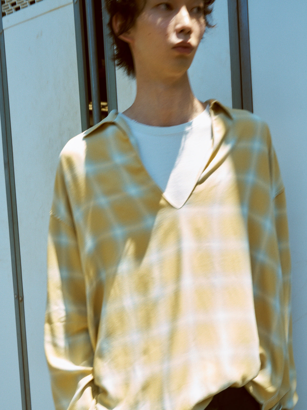 concause｜2026 S/S コレクション｜メンズ モデル 上半身 着用｜イエロー チェックシャツ レイヤード
