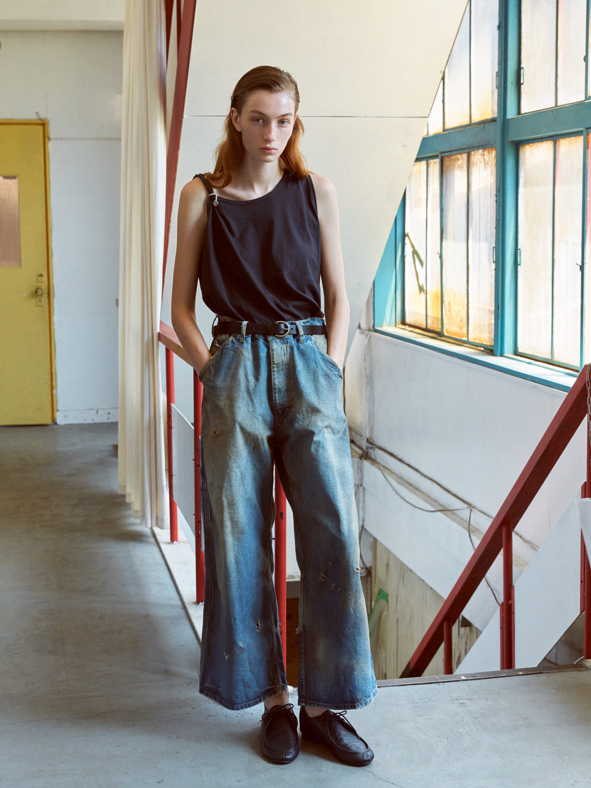 concause｜2026 S/S コレクション｜レディース モデル 全身 着用｜ブラック タンクトップ ワイドデニム スタイリング
