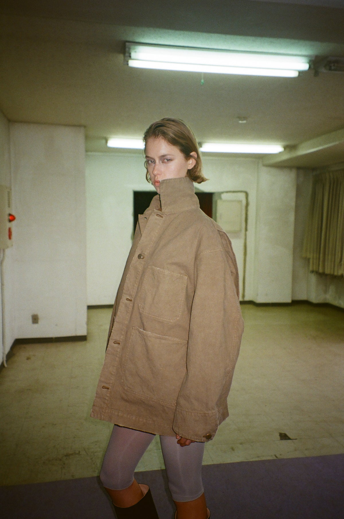 concause DUCK COVERALL ルックスタイリング / TAUPE 女性モデル 室内 サイドビュー

