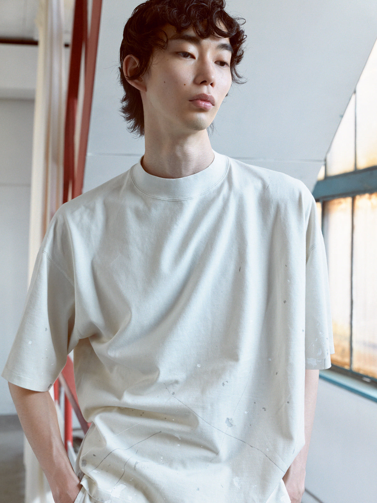 concause｜2026 S/S コレクション｜メンズ モデル 上半身 着用｜オフホワイト オーバーサイズ Tシャツ ペイント加工
