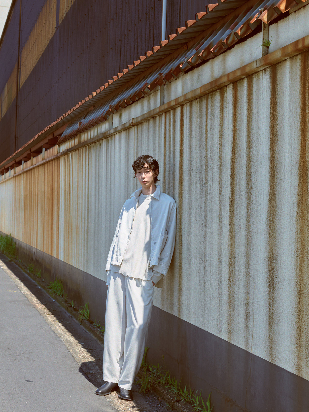 concause｜2026 S/S コレクション｜メンズ モデル 全身 屋外 着用｜ライトブルー シャツジャケット ワイドパンツ スタイリング
