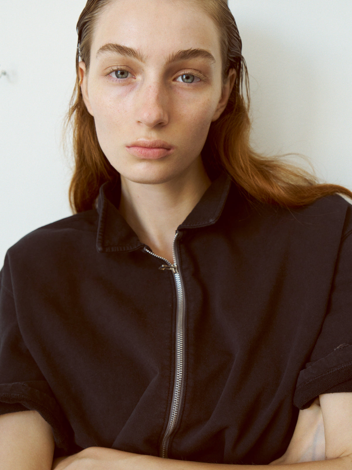 concause｜2026 S/S コレクション｜レディース モデル 上半身 正面 着用｜ブラック ジップシャツ
