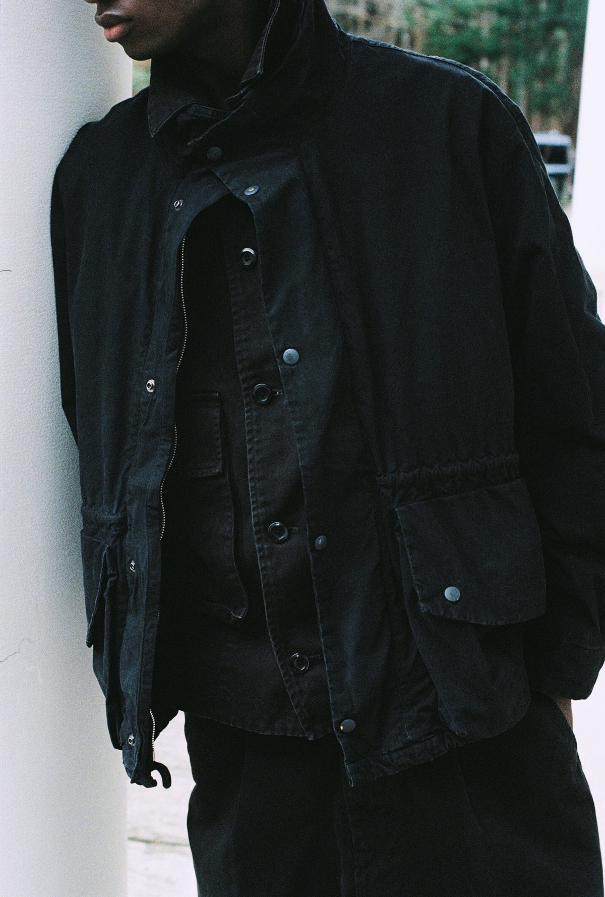 concause 2026 Autumn & Winter LOOK｜ブラックのジャケットを着用したメンズスタイルのクローズアップ