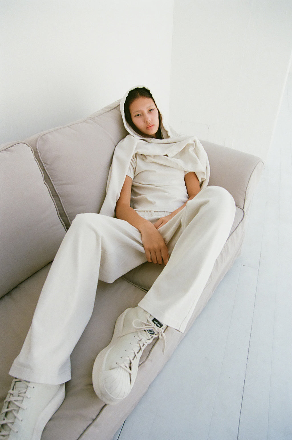concause W-V AFTER HOODIE ルックスタイリング / OFF WHITE 女性モデル ソファに寄りかかる 全体像
