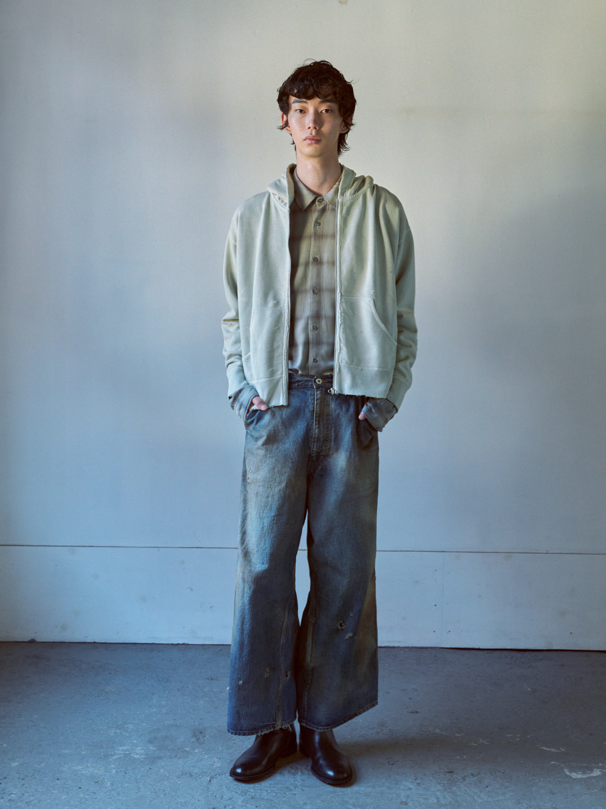concause｜2026 S/S コレクション｜メンズ モデル 全身 着用｜ミントグリーン ジップパーカー チェックシャツ ワイドデニム スタイリング
