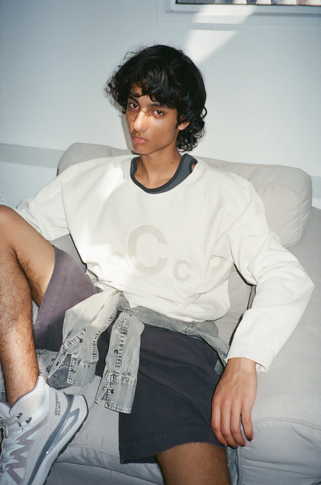 concause｜C LOGO FD RW ｜メンズ
 モデル 着用 全身｜OFF WHITE クルーネックスウェット