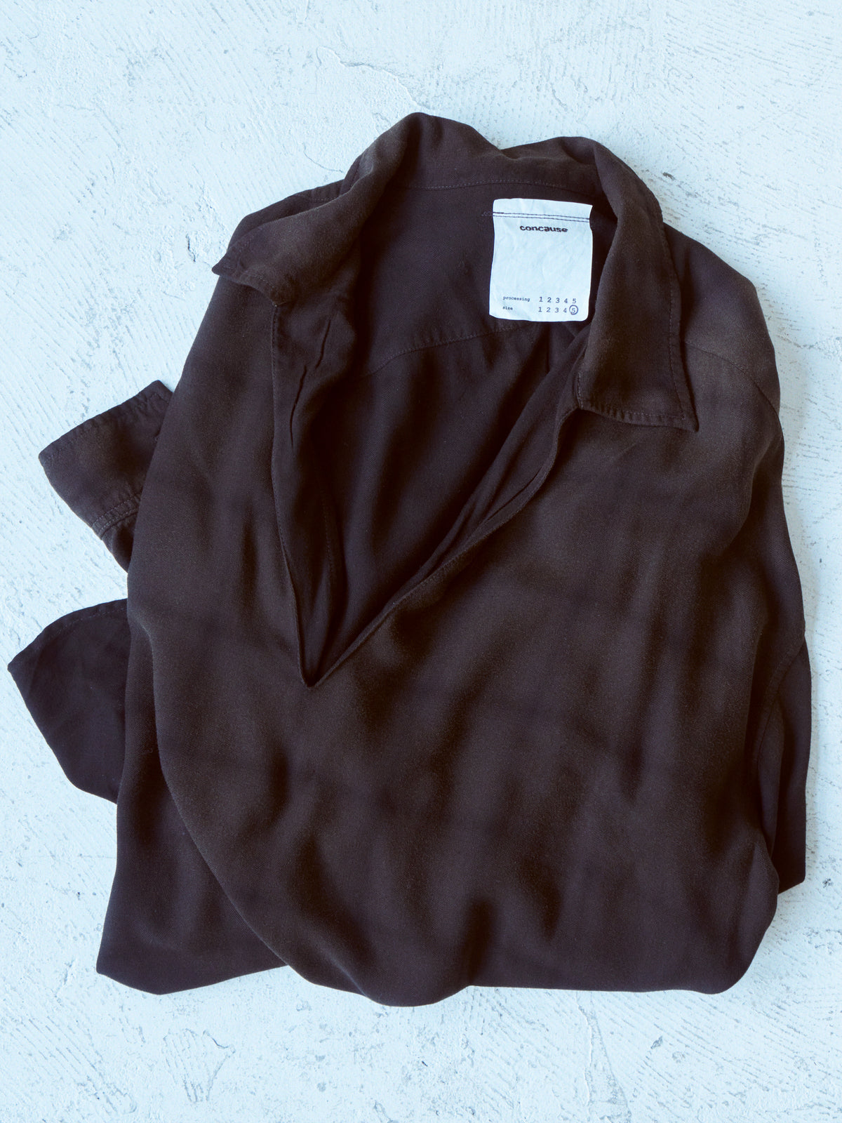 concause｜2026 S/S コレクション｜ブラック シャツ 平置き ディテール｜ブランドタグ
