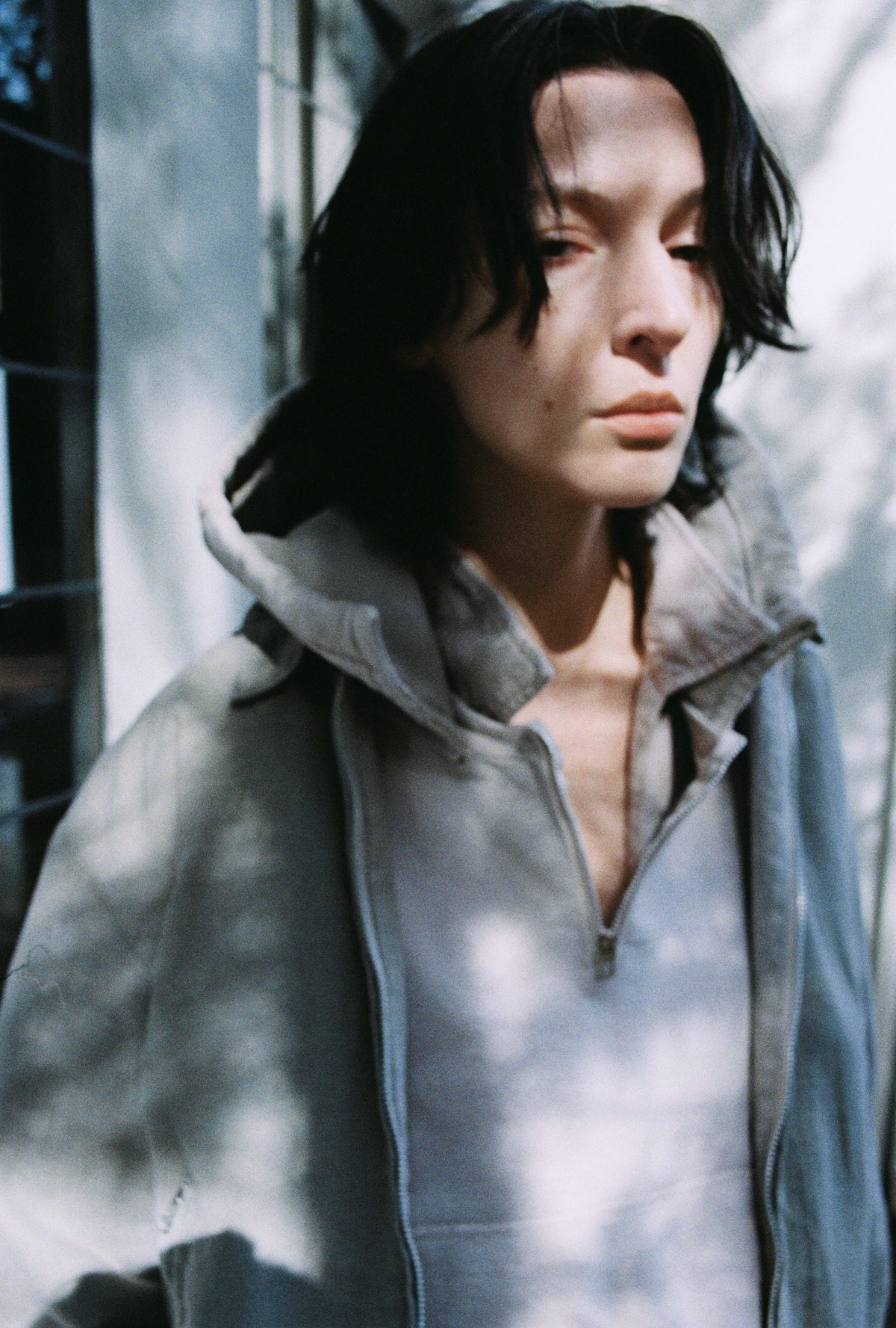 concause 2026 Autumn & Winter LOOK｜グレーのフーデッドジャケットを着用したメンズポートレート