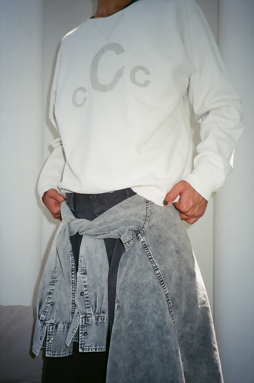 concause｜C LOGO FD RW ｜メンズ
 モデル 着用 全身｜OFF WHITE クルーネックスウェット
