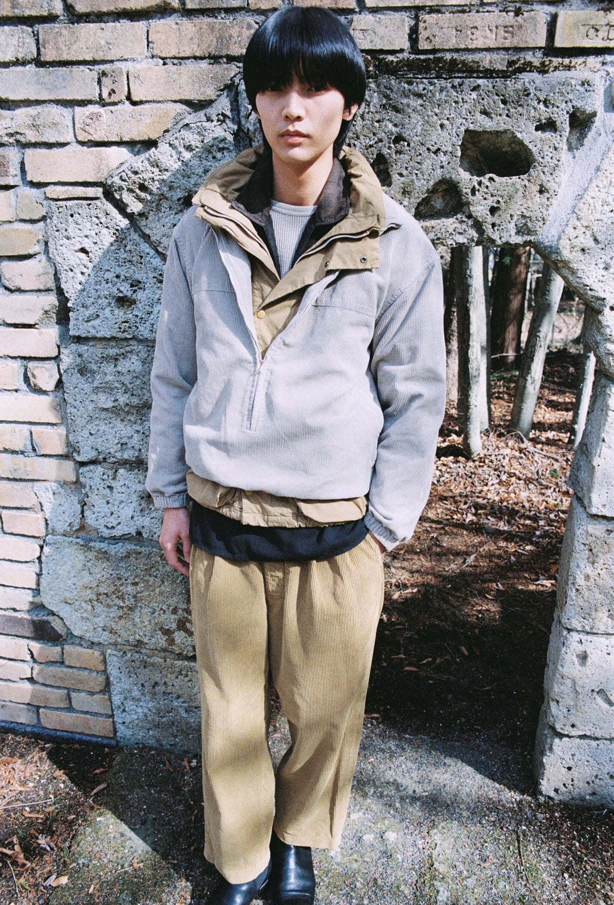concause 2026 Autumn & Winter LOOK｜グレーのフーデッドジャケットとベージュのパンツのメンズスタイル