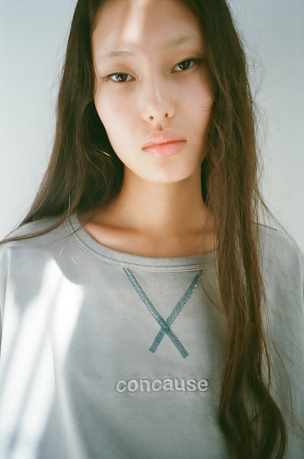 concause｜FADE EMBROIDERY FV SWEAT｜BLUE レディースモデル着用｜フェード加工｜ロゴ クルーネックスウェット