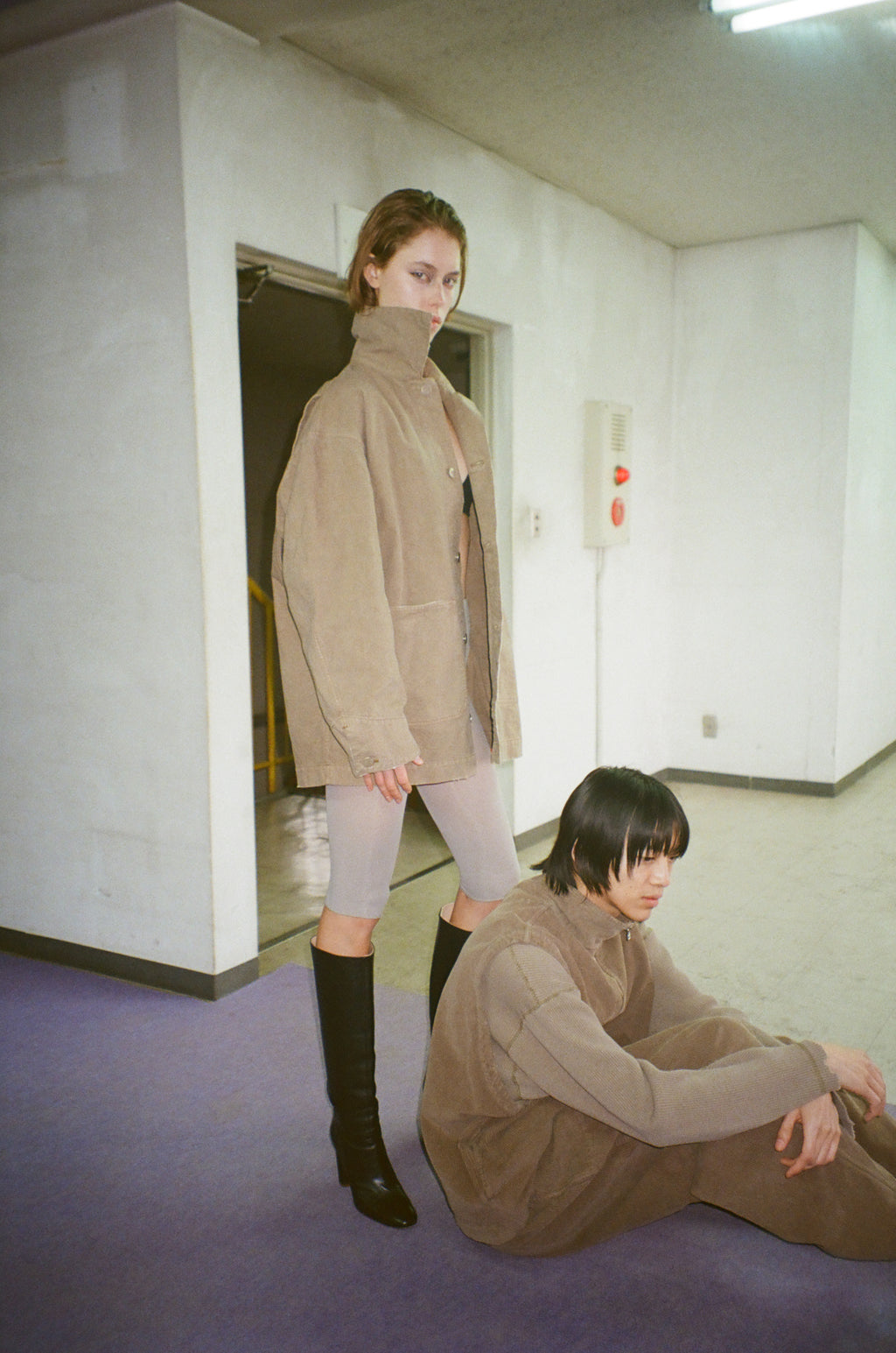 concause DUCK COVERALL ルックスタイリング / TAUPE 2人コーディネート 室内フロントビュー
