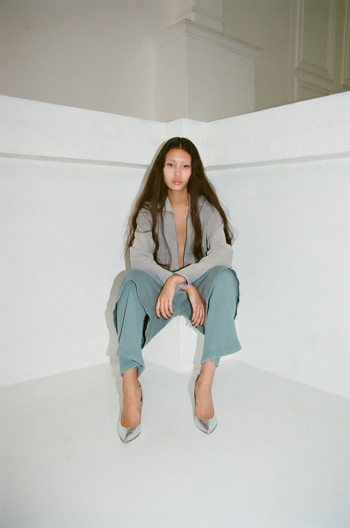 concause｜PLATING PANTS｜レディース モデル 着用 全身｜BLUE スウェット パンツ
