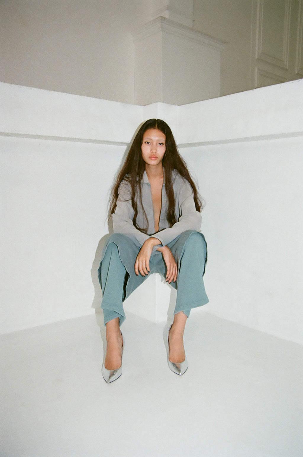 concause｜FADE SKIPPER LONG SLEEVE SWEAT SHIRTS｜BLUE｜レディース モデル 全身 着用｜スキッパー ロングスリーブ スウェット プルオーバー