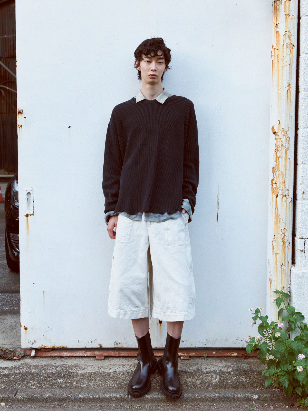 concause｜2026 S/S コレクション｜メンズ モデル 全身 屋外 着用｜ブラック ロングスウェット ホワイト カーゴショーツ スタイリング
