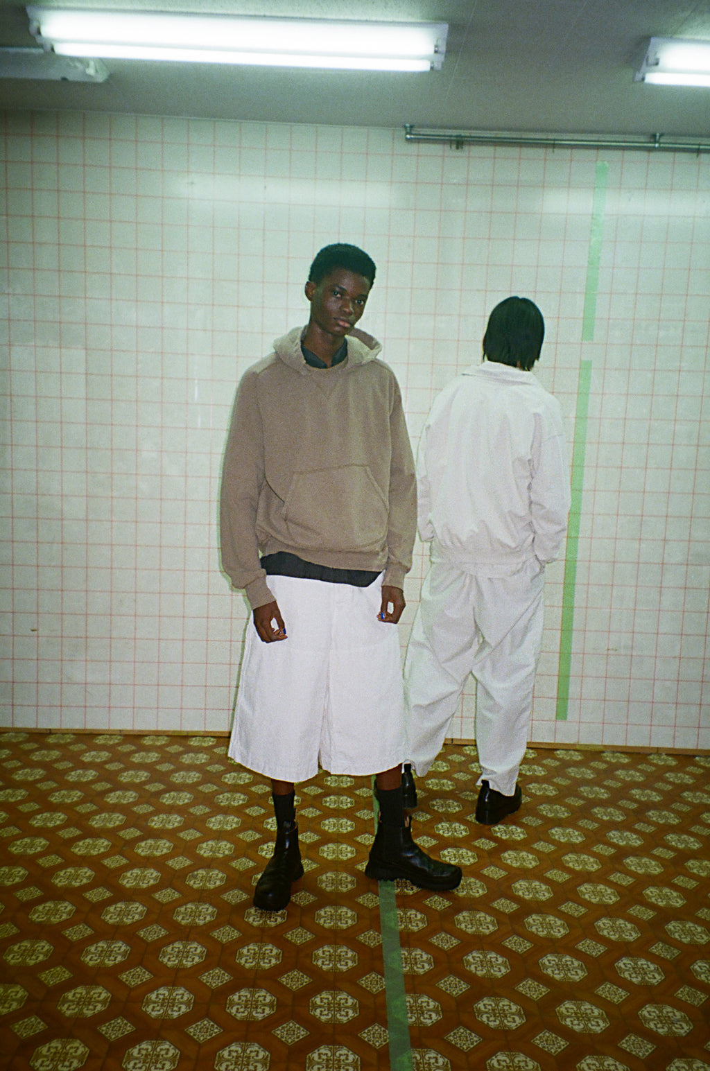 concause DUCK BAGGY SHORT PANTS ルックスタイリング / OFF WHITE タイル壁前 フロントビュー
