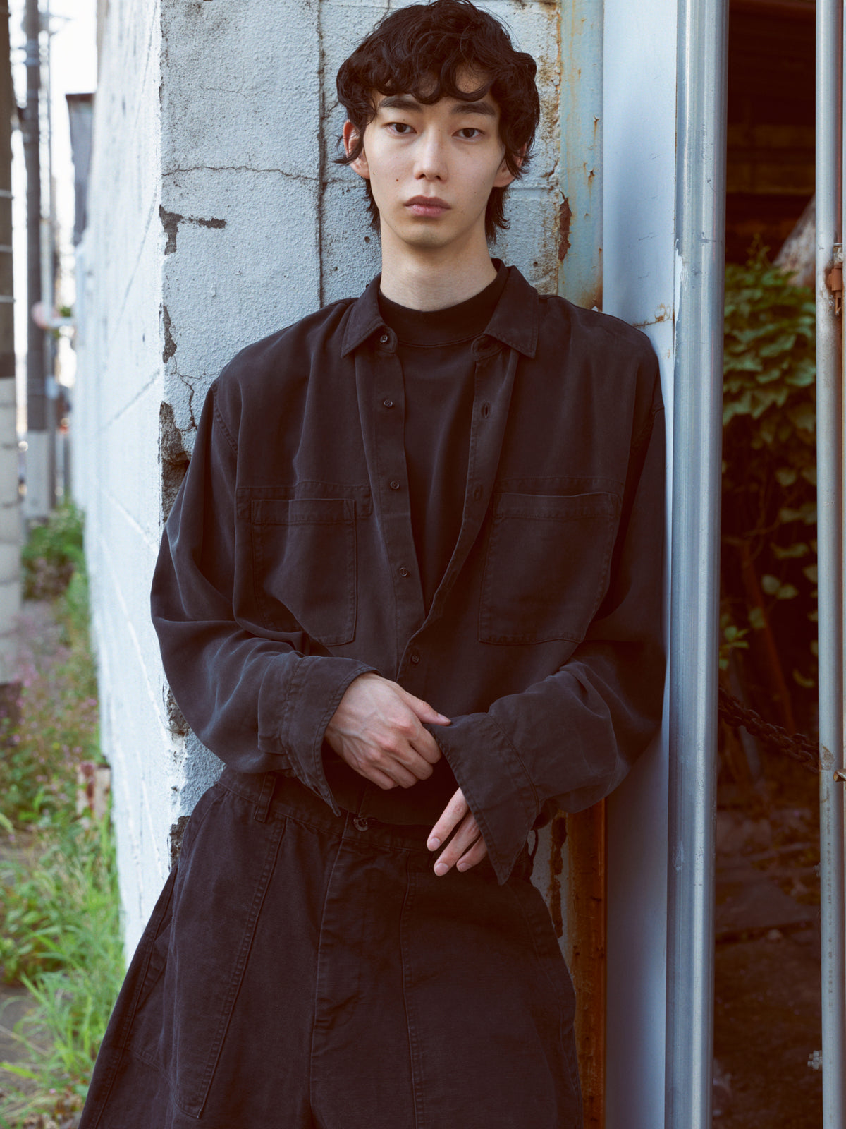 concause｜2026 S/S コレクション｜メンズ モデル 上半身 屋外 着用｜ブラック シャツジャケット レイヤード
