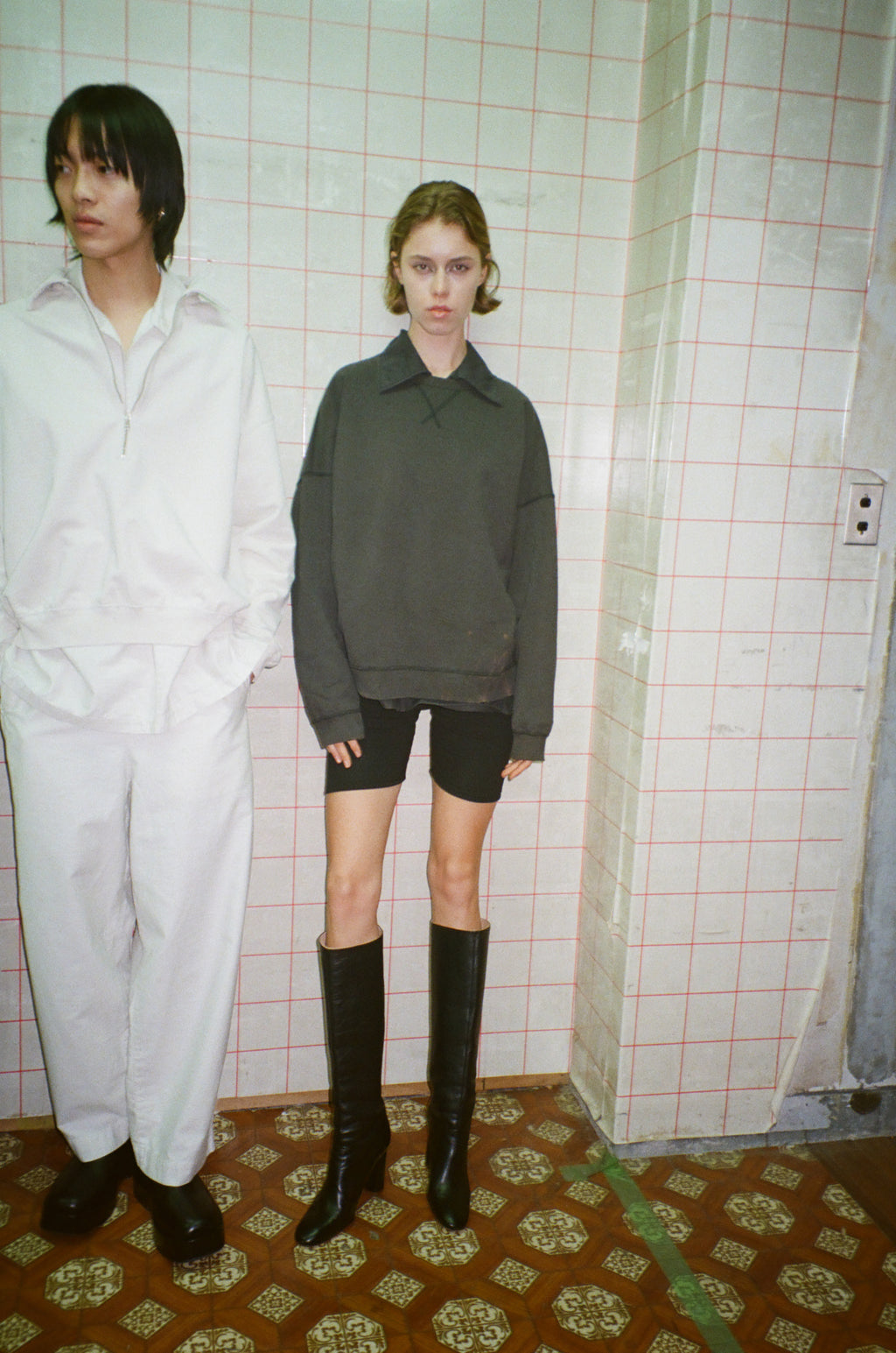 concause FADE HALF ZIP SWEAT SHIRTS EX ルックスタイリング / BLACK 2人コーディネート フロントビュー
