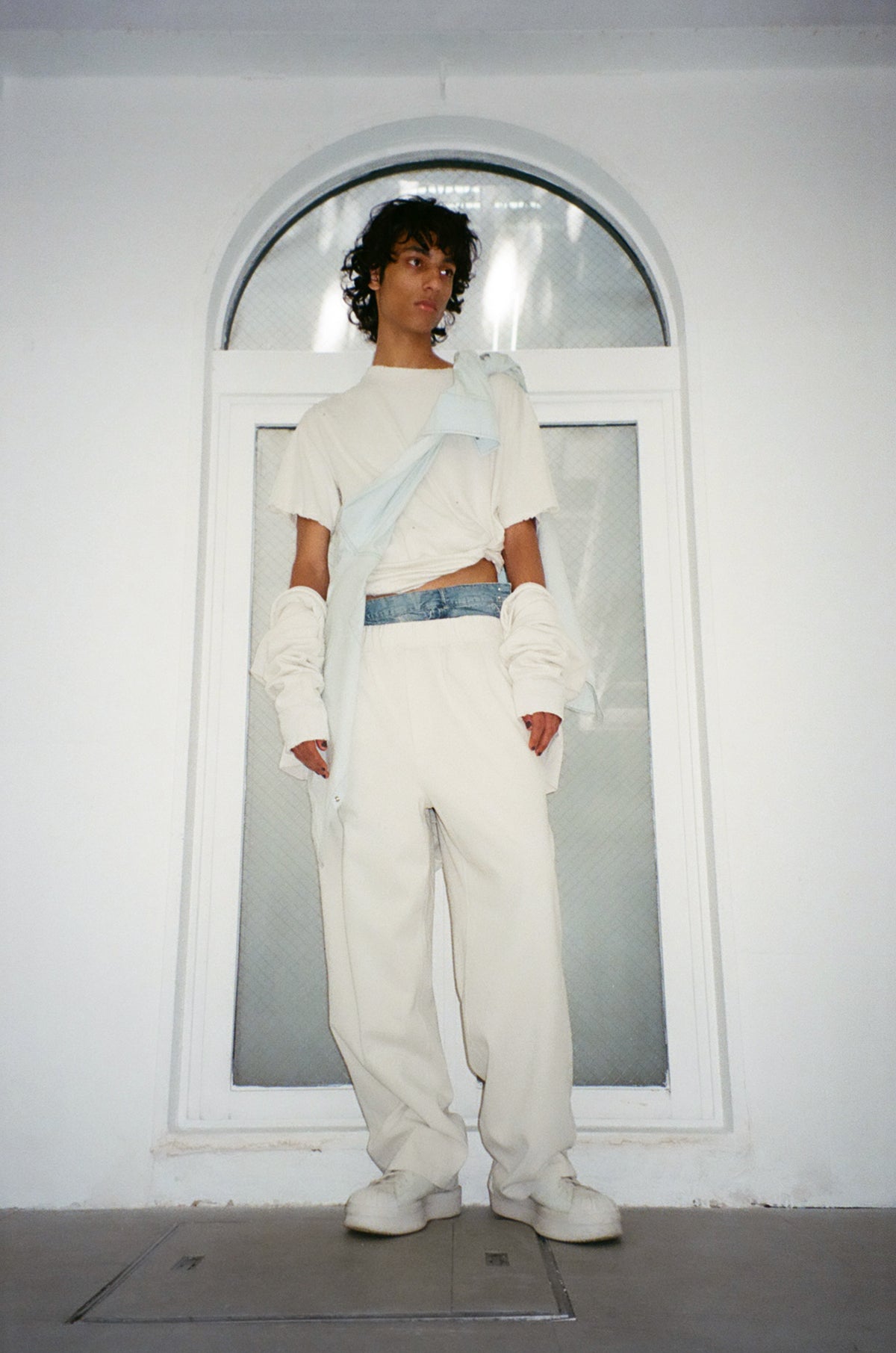 concause HAND REPAIR FADE TEE ルックスタイリング / OFF WHITE 男性モデル アーチ窓前 白壁 室内 ショルダーバッグ×ホワイトパンツ フロントビュー 全体像