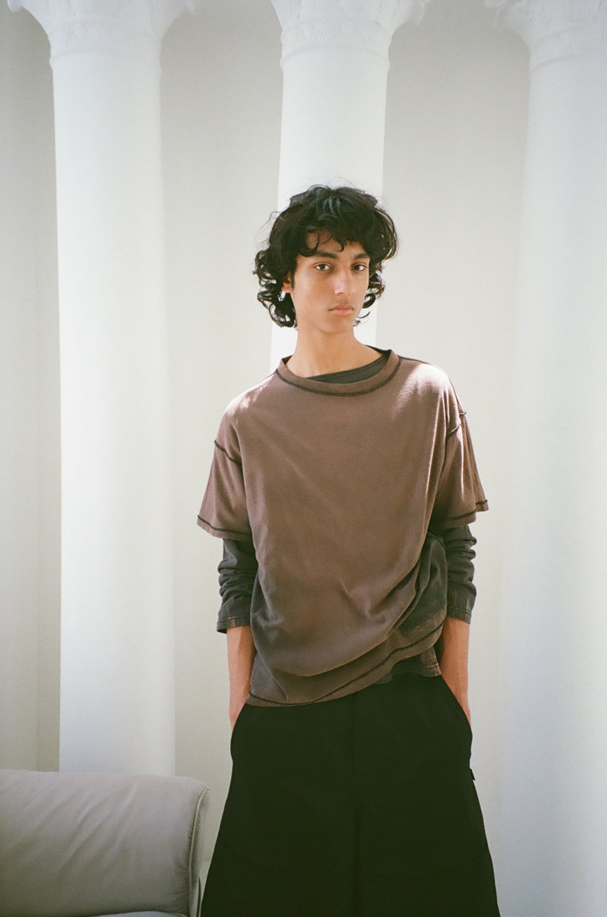 concause FADE TEE ルックスタイリング / BLACK 男性モデル 白い柱・室内 ロンT重ね着 ブラックパンツ フロントビュー
