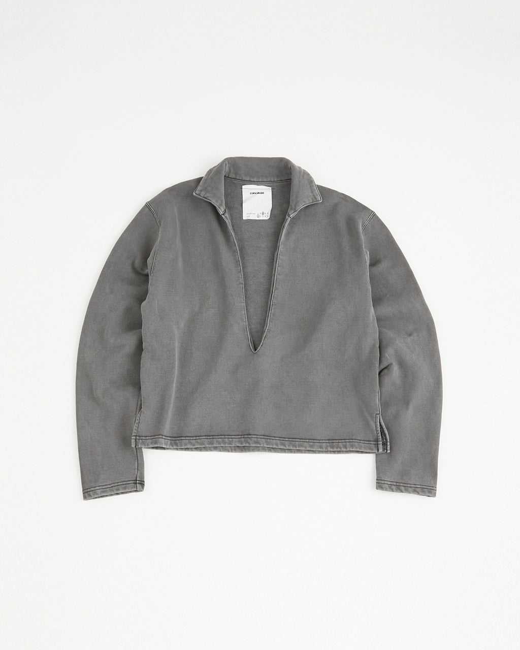concause SKIPPER LONG SLEEVE SWEAT SHIRTS / BLACK 正面（フラット）・スキッパーカラー立ち上がり・表ステッチ 別カット
