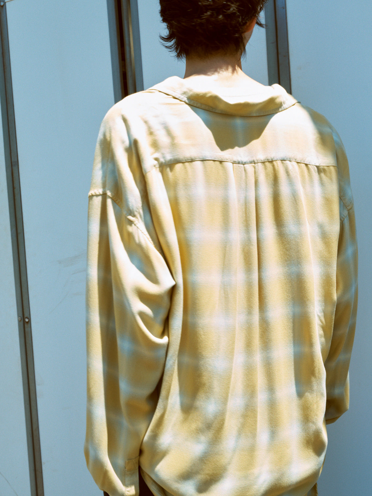 concause｜2026 S/S コレクション｜メンズ モデル 全身 屋外 着用｜イエロー チェックシャツ ブラック スラックス スタイリング
