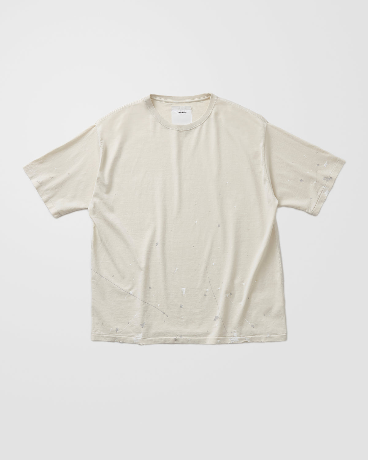 concause S/S TEE / OFF WHITE 正面（ペンキ飛び加工）
