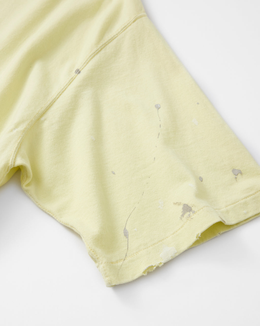 concause S/S TEE / YELLOW クルーネックとブランドタグのディテール
