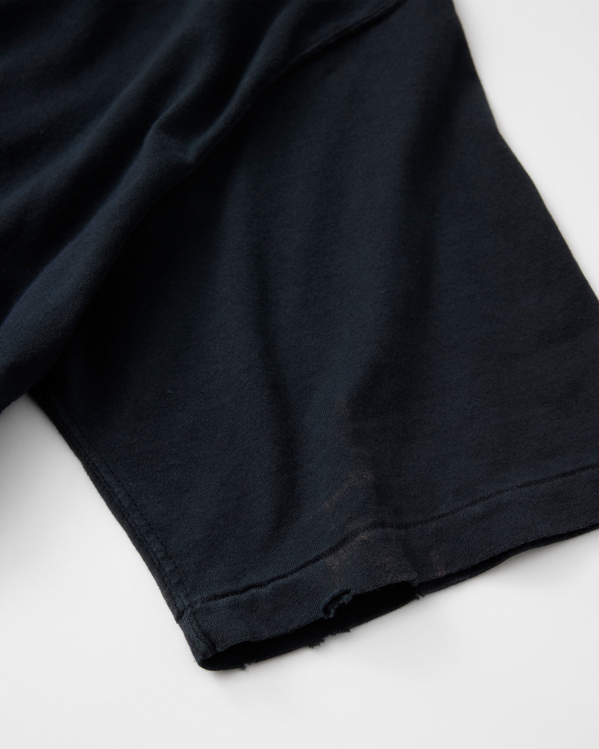 concause S/S TEE / BLACK 袖口の裁ち切り仕上げディテール
