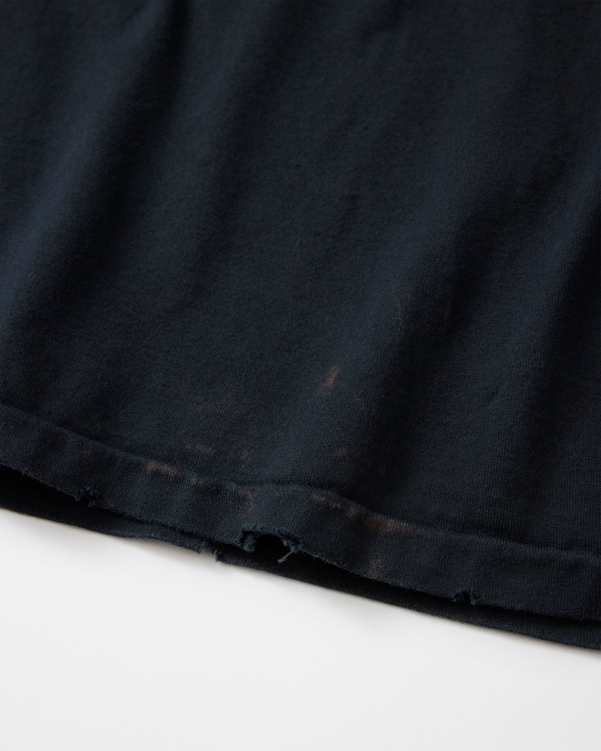 concause S/S TEE / BLACK 裾口の裁ち切り仕上げディテール
