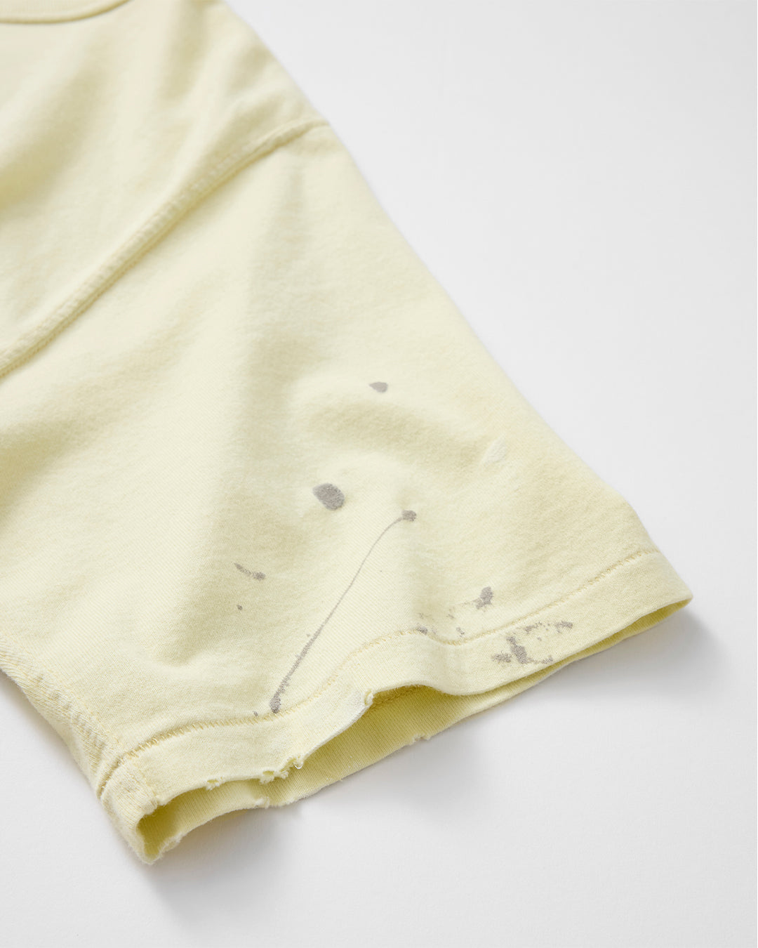 concause LITTLE S/S TEE / YELLOW 袖口のペンキ飛び加工ディテール（2）

