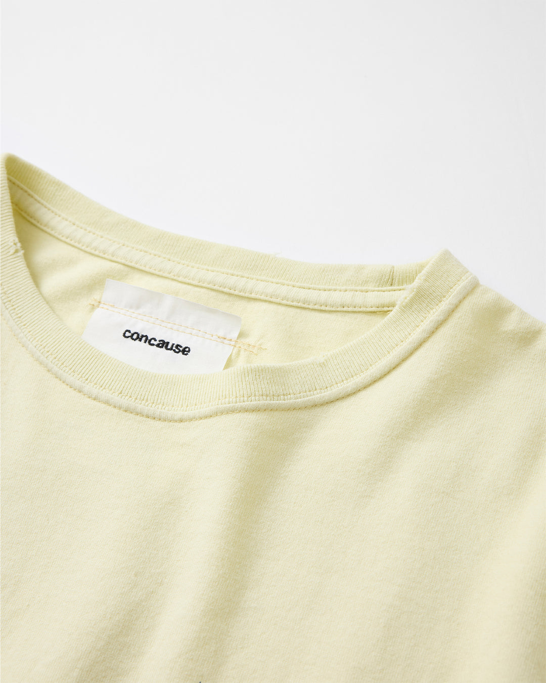 concause LITTLE S/S TEE / YELLOW クルーネックとブランドタグのディテール（2）
