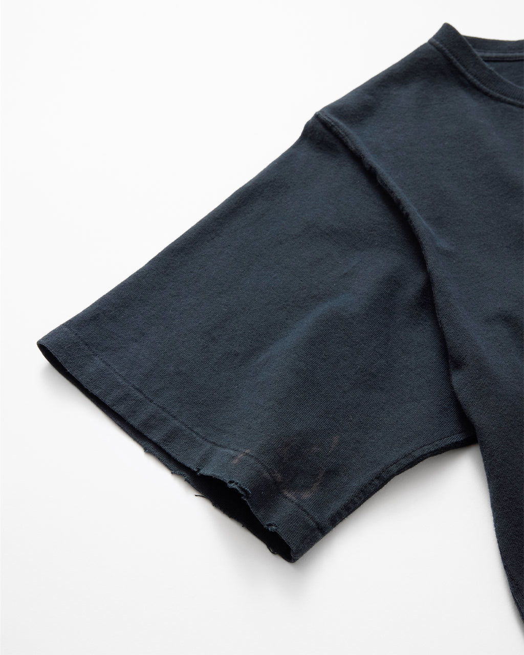 concause LITTLE S/S TEE / BLACK 袖口のペンキ飛び加工と裁ち切りディテール
