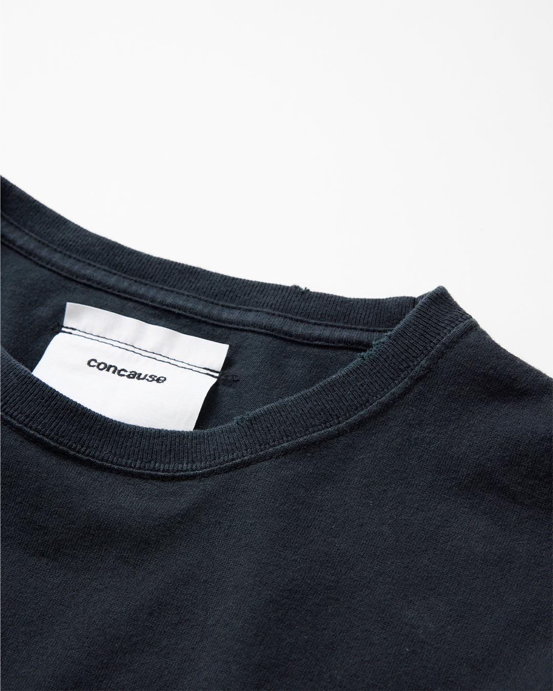concause LITTLE S/S TEE / BLACK クルーネックとブランドタグのディテール
