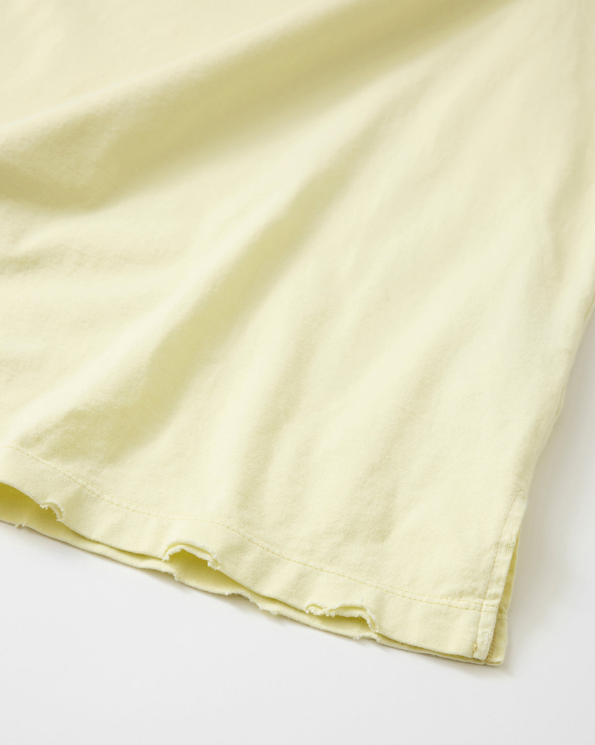 concause TANK TOP / YELLOW 裾口の裁ち切り仕上げディテール
