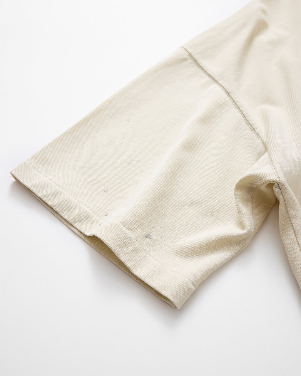 concause MOCK NECK S/S TEE / OFF WHITE 袖口のペンキ飛び加工ディテール
