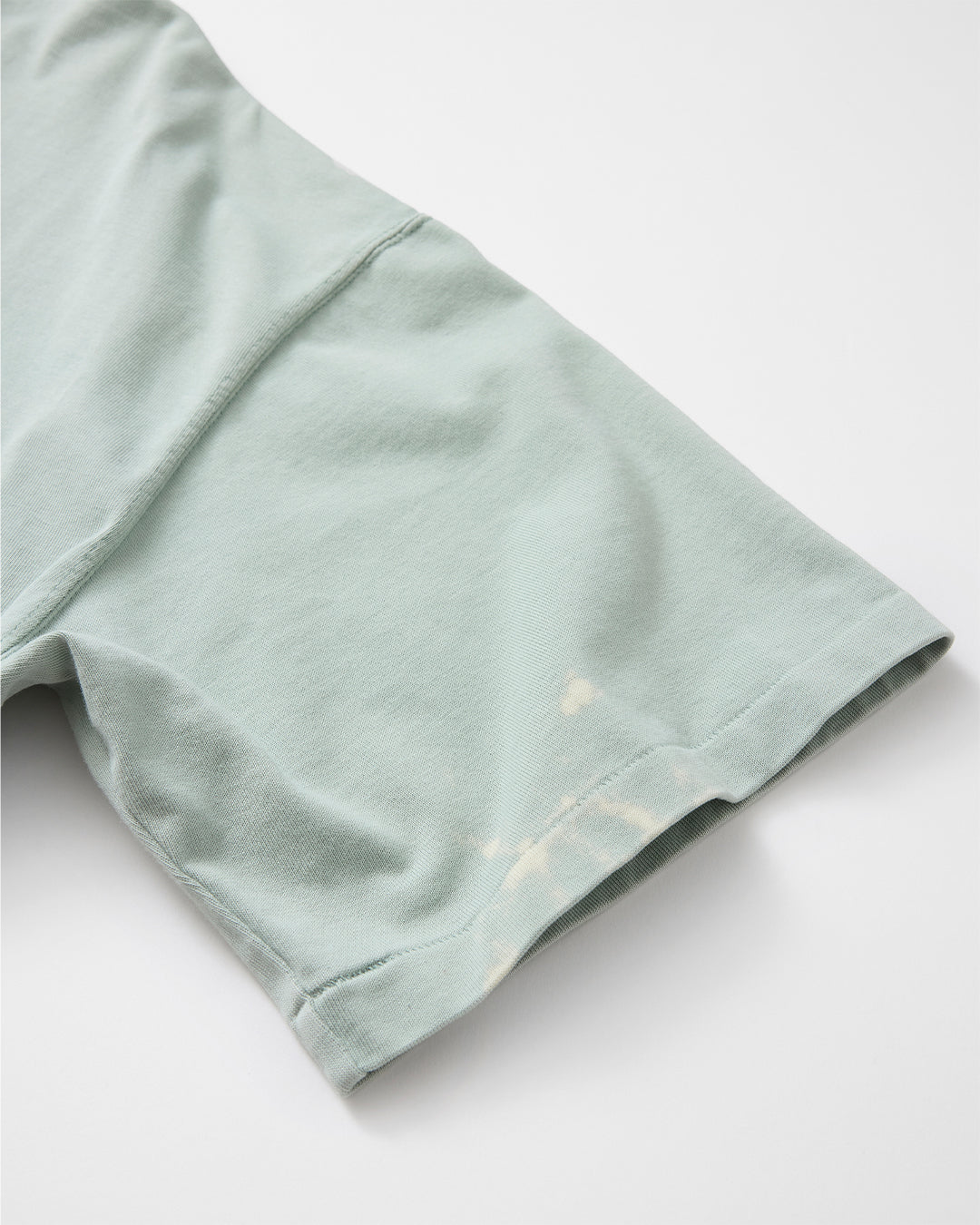 concause MOCK NECK S/S TEE / GREEN 袖口のペンキ飛び加工ディテール
