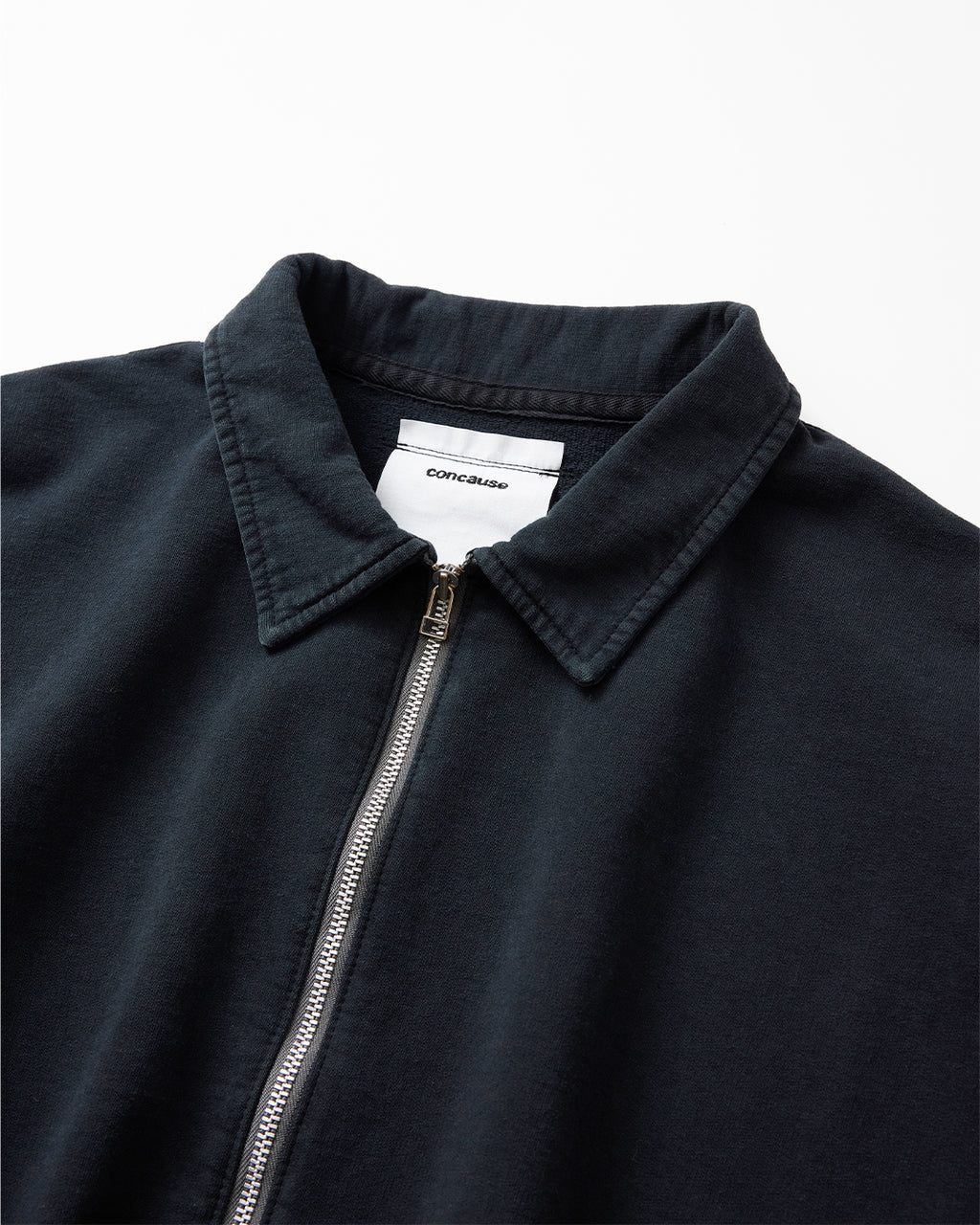concause FRONT HALF ZIP SWEAT SHIRTS / BLACK カラーとフロントジッパーのディテール
