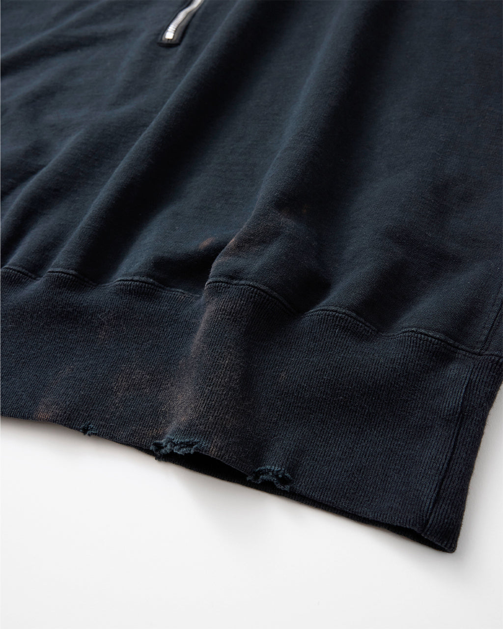 concause FRONT HALF ZIP SWEAT SHIRTS / BLACK 裾リブのダメージ加工ディテール
