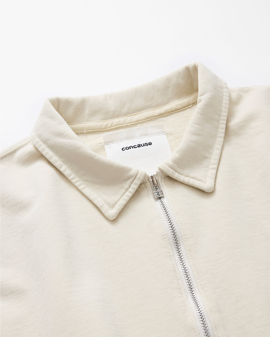 concause FRONT HALF ZIP SWEAT SHIRTS / OFF WHITE カラーとフロントジッパーのディテール
