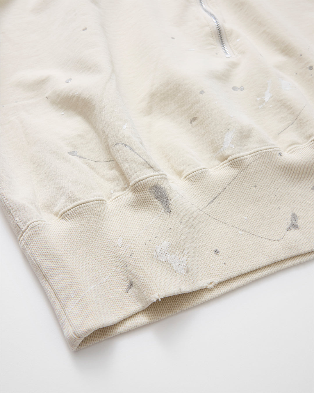 concause FRONT HALF ZIP SWEAT SHIRTS / OFF WHITE 裾リブとペンキ飛び加工のディテール
