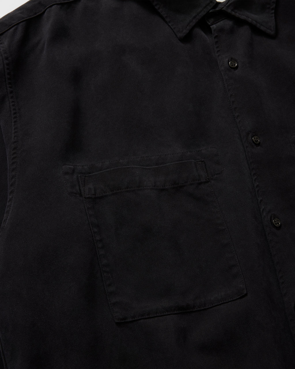 concause TENCEL SHIRTS / BLACK 胸ポケットとフロントボタンのディテール
