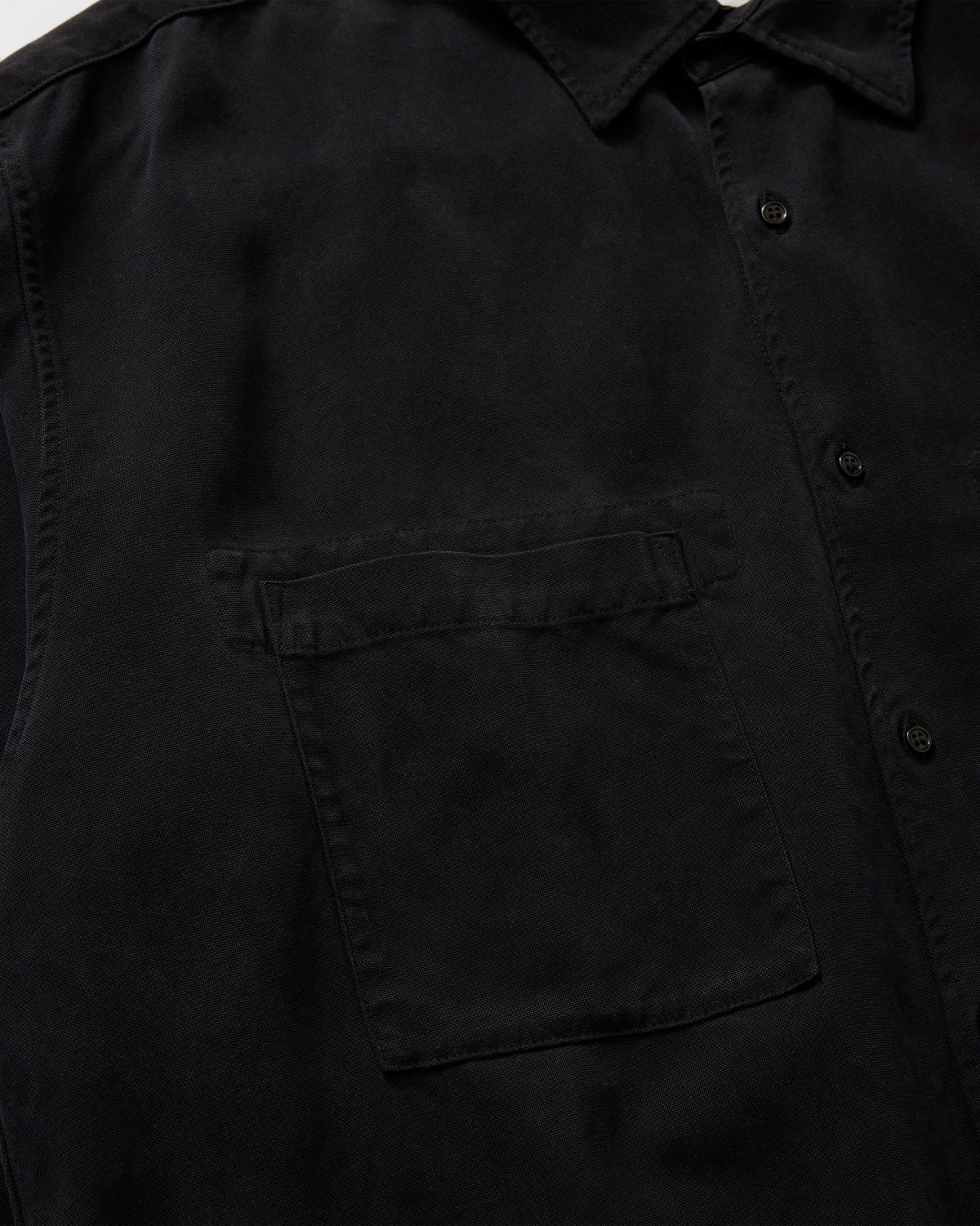 concause TENCEL SHIRTS / BLACK 胸ポケットとフロントボタンのディテール
