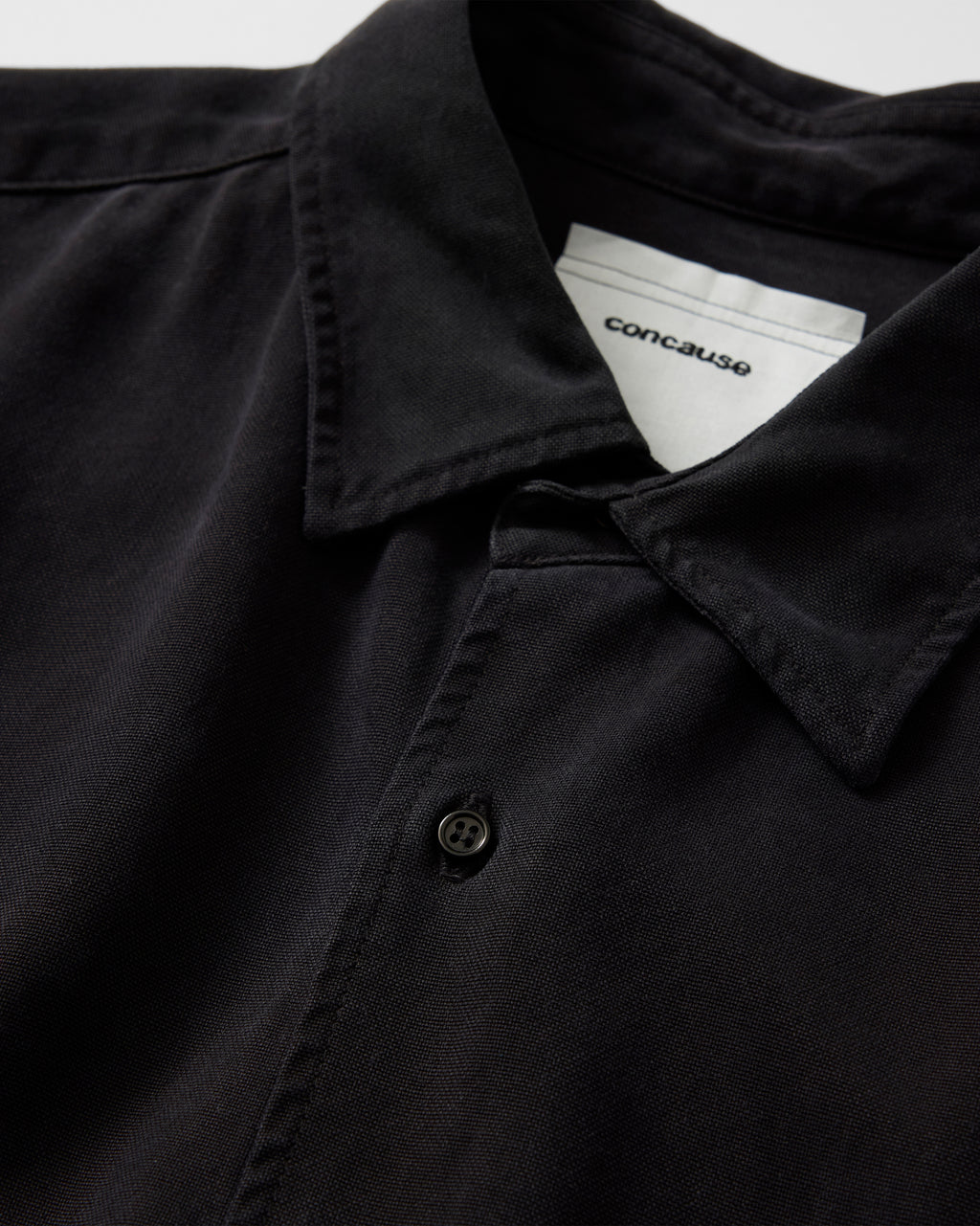 concause TENCEL SHIRTS / BLACK カラーとブランドタグのディテール
