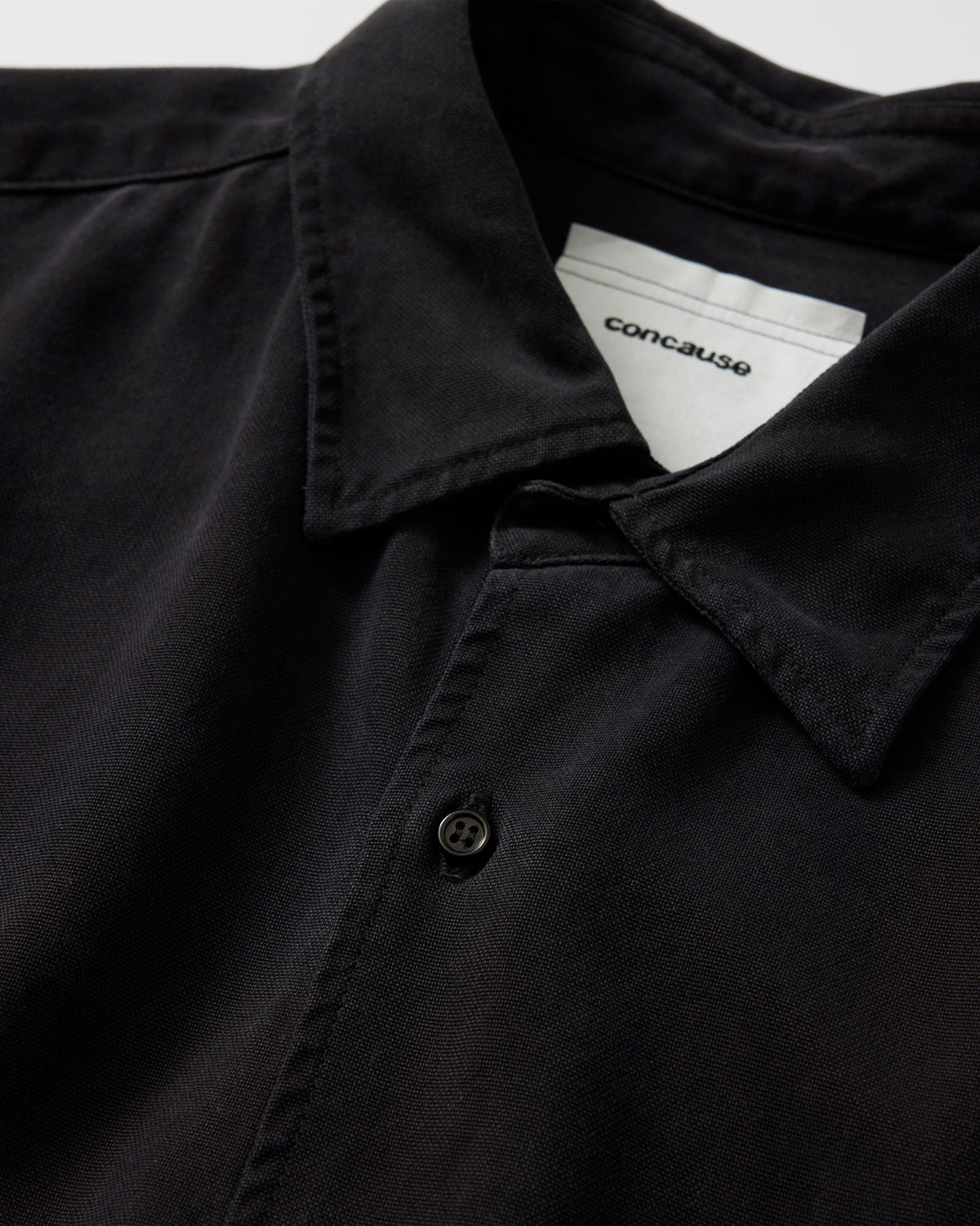 concause TENCEL SHIRTS / BLACK カラーとブランドタグのディテール
