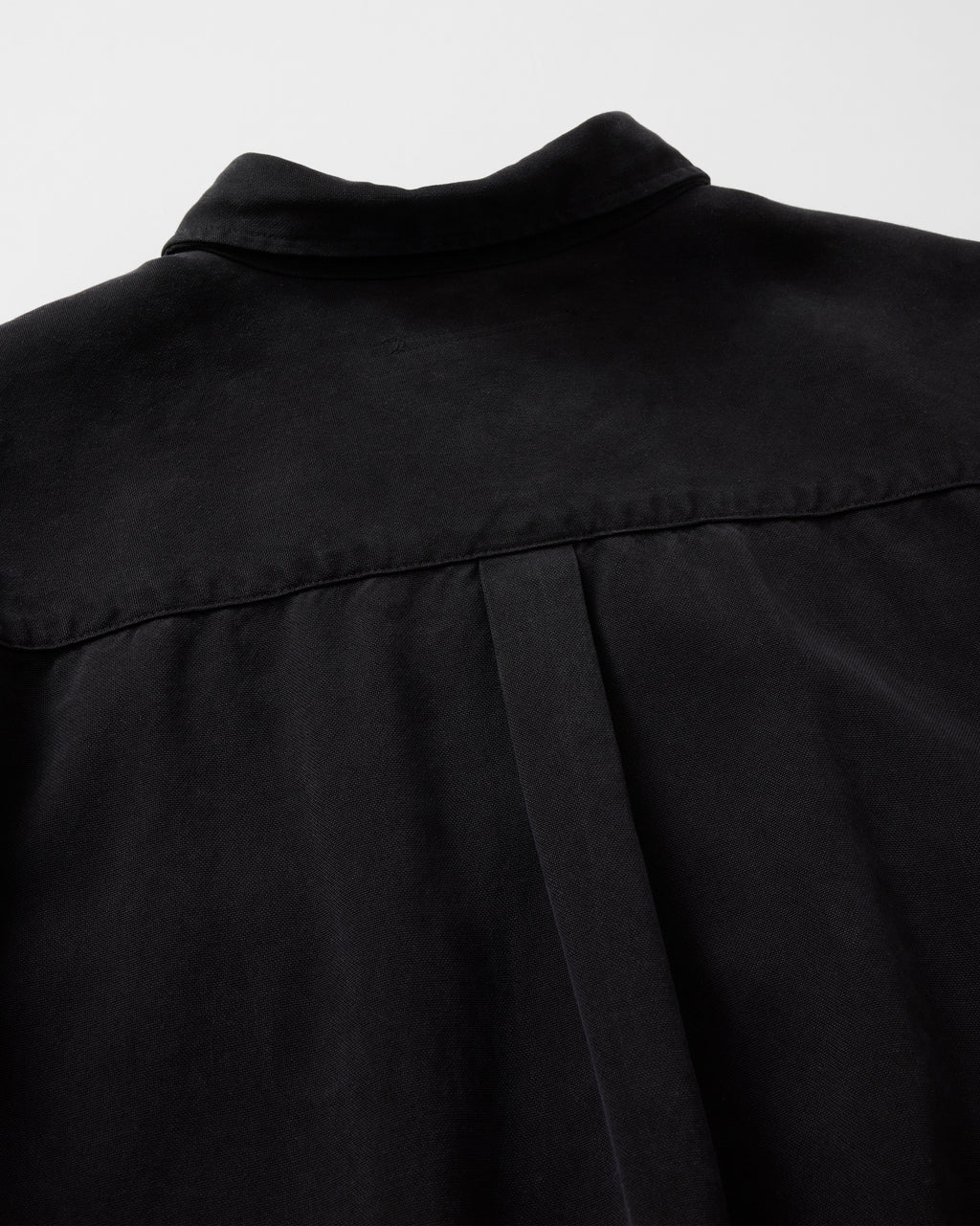 concause TENCEL SHIRTS / BLACK バックヨークとセンタープリーツのディテール
